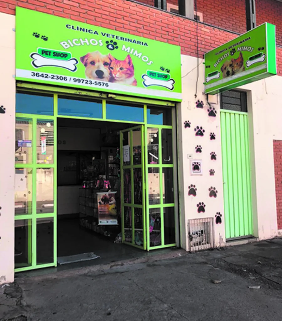 Fachada da Cl&iacute;nica Veterin&aacute;ria e Pet Shop Bichos & Mimos na Ch&aacute;cara Galega, em Pindamonhangaba/SP