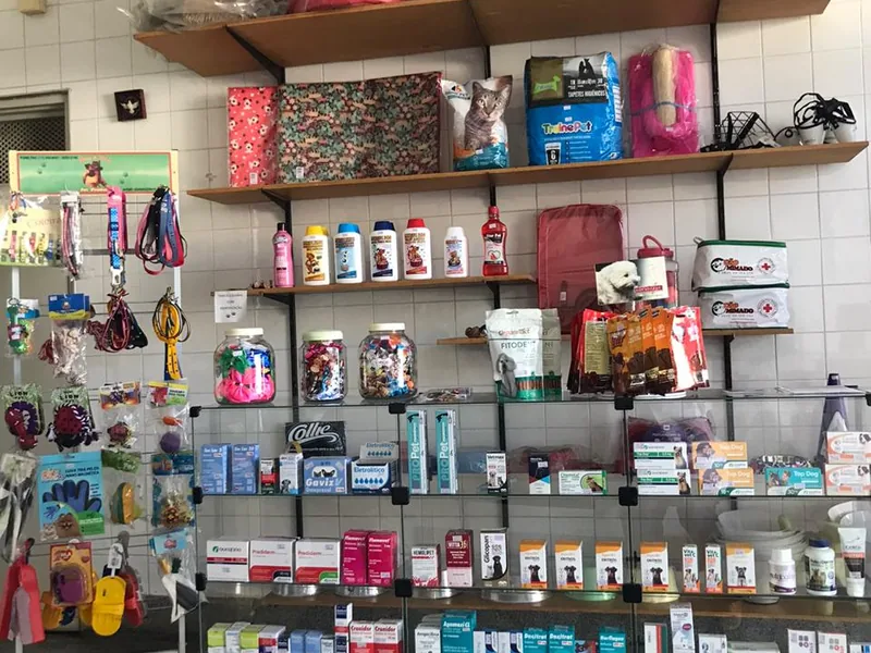 Produtos de higiene, shampoos e perfumes para cães e gatos usados no banho e tosa da Bichos & Mimos em Pindamonhangaba