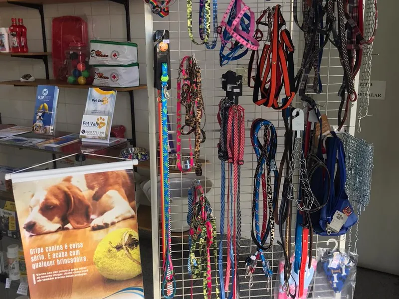 Prateleira com produtos veterinários no pet shop Bichos & Mimos em Pindamonhangaba