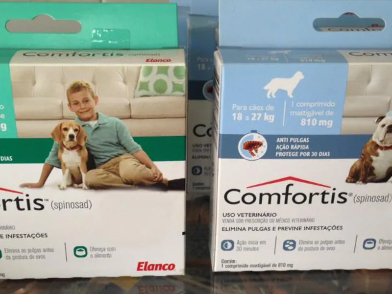 Prateleira da farm&aacute;cia veterin&aacute;ria da Bichos & Mimos com medicamentos e suplementos para cães e gatos em Pindamonhangaba